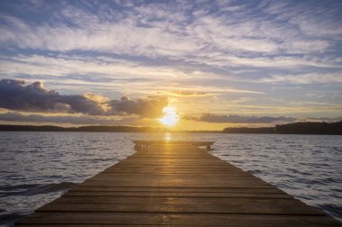 günbatımı manzaralı görünüm üzerinde göl Drawsko, Polonya