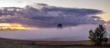 sabah, Polonya, Drawskie Lakeland, sonbahar alan üzerinde dramatik gökyüzü doğal görünümünü