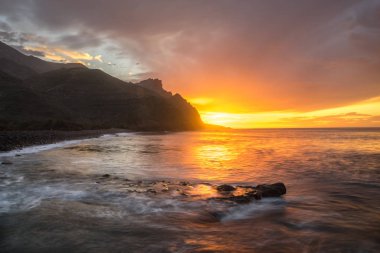 Gran Canaria kayalık sahil, okyanusu güzel gün batımı