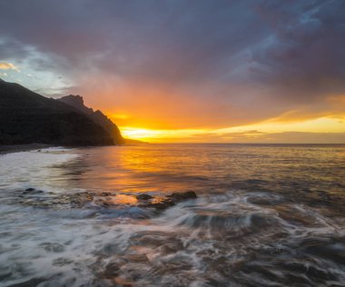 Gran Canaria kayalık sahil, okyanusu güzel gün batımı