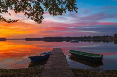 tekne gölün güzel bir gün batımı sırasında ahşap köprüden tarafından