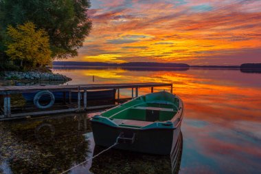 tekne gölün güzel bir gün batımı sırasında ahşap köprüden tarafından