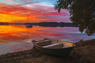 tekne gölün güzel bir gün batımı sırasında ahşap köprüden tarafından