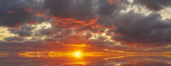 Malowniczy Widok Ognisty Świt Chmury — Zdjęcie stockowe