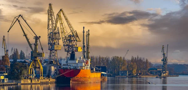 波兰什切钦的修理造船厂和码头 — 图库照片
