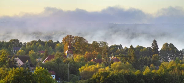 波兰德拉沃斯科湖区湖边村庄的景致 — 图库照片