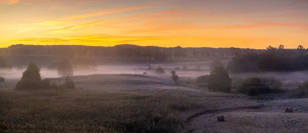 Schöne Bunte Morgendämmerung Über Dem Feld Und Wiesenpanorama Landschaftsbild Das — Stockfoto