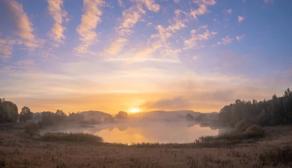 Beautiful Misty Sunrise Lake — Stock Photo, Image