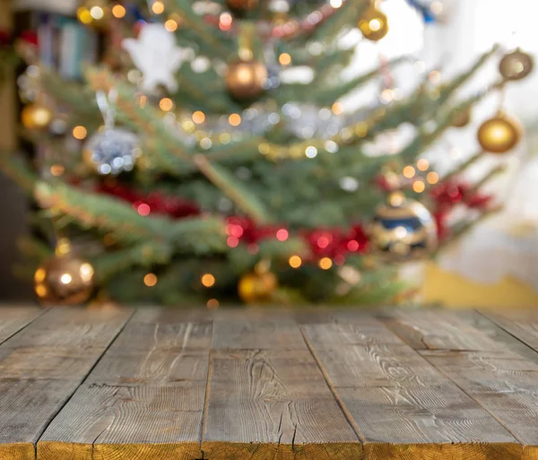 Рождественский Стол Расфокусированной Елкой — стоковое фото