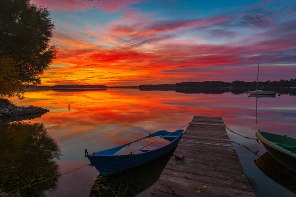 tekne gölün güzel bir gün batımı sırasında ahşap köprüden tarafından
