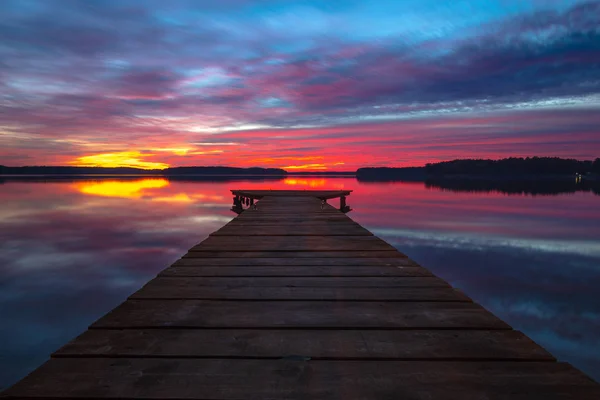 Vackra Färgglada Solnedgången Med Trä Brygga Sjön — Stockfoto