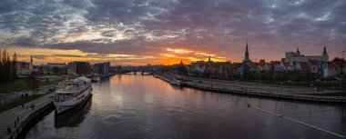 Alacakaranlıkta şehir panoraması. Szczecin, Polonya.