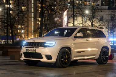 Warszawa, Polonya-Kasım 2018: Yeni Jeep Grand Cherokee Trackhawk 6.2 V8 717 hp. Arabanın arka planı modern mimari sunum