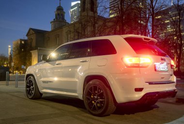 Warszawa, Polonya-Kasım 2018: Yeni Jeep Grand Cherokee Trackhawk 6.2 V8 717 hp. Arabanın arka planı modern mimari sunum