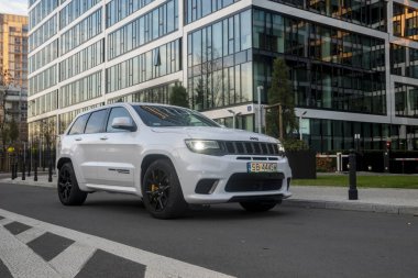 Warszawa, Polonya-Kasım 2018: Yeni Jeep Grand Cherokee Trackhawk 6.2 V8 717 hp. Arabanın arka planı modern mimari sunum