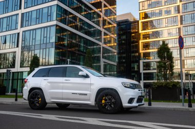 Warszawa, Polonya-Kasım 2018: Yeni Jeep Grand Cherokee Trackhawk 6.2 V8 717 hp. Arabanın arka planı modern mimari sunum