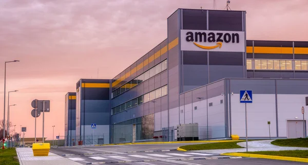 Szczecin, Polonya-Kasım 2018: Amazon Lojistik Merkezi, Szczecin, Polonya yükselen güneş ışığında panorama