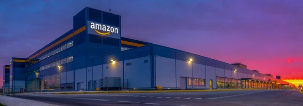 Szczecin, Polonya-Kasım 2018: Amazon Lojistik Merkezi, Szczecin, Polonya yükselen güneş ışığında panorama