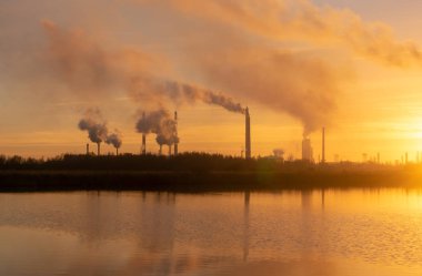 Sigara kimyevi Fabrika bacaları, panorama. Hava ortamı polluti