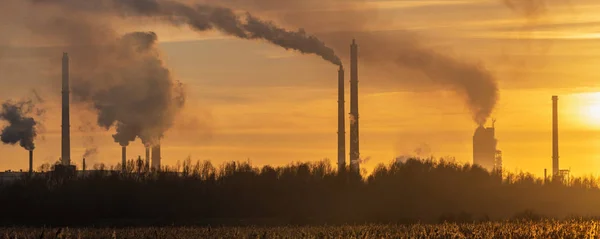 吸烟化工厂烟囱 空气环境污染 — 图库照片