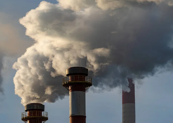 Rökning Skorstenar Kemisk Fabrik Som Avger Enorma Mängder — Stockfoto