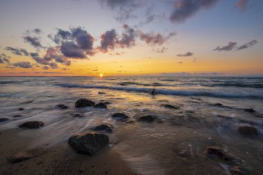 Romantik günbatımı üzerinde deniz plaj, Polonya