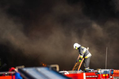 Şirket, Polonya, Szczecin geri dönüşüm güçlü yangın söndürme eylemi sırasında itfaiye