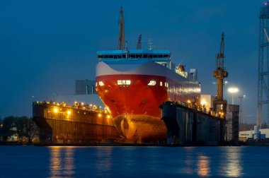 Deniz feribot kuru havuzda onarım yard geceleri