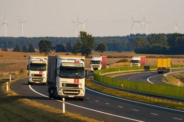 gün batımında karayolu üzerinde otomobil akşam trafik