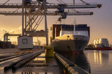 Konteyner gemisi konteyner terminal, seçici odak