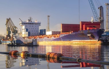 Gemi liman, konteynırlar, seçici odak boşaltma bağlantı noktası Vinçler