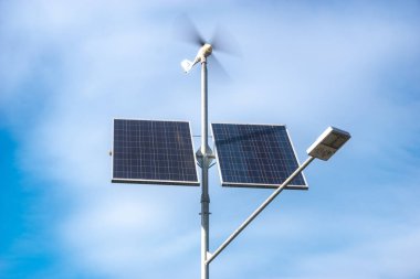 Güneş panelleri ve rüzgar türbini ile çevre dostu sokak lambası