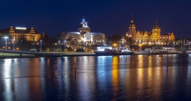 gece panorama şehri Szczecin Polonya, dolunay