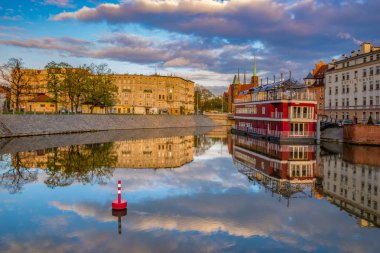 Wroclaw, Polonya - Nisan 2017: Wroclaw kanallar su şirketten