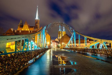 Eski Şehir Wroclaw gece Gotik Katolik tapınaklar Tumsky adada aydınlatmalı