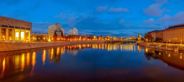 Oder Nehri, Wroclaw, Polonya Grunwaldzki Köprüsü'nün doğal görünümü
