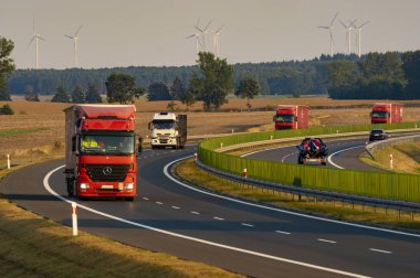 gün batımında karayolu üzerinde otomobil akşam trafik