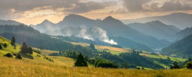 gün batımında Slovak dağlarında çayır doğal görünümü