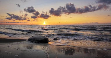 Romantik günbatımı üzerinde deniz plaj, Polonya