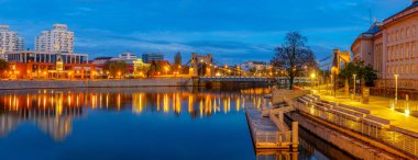 Oder Nehri, Wroclaw, Polonya Grunwaldzki Köprüsü'nün doğal görünümü