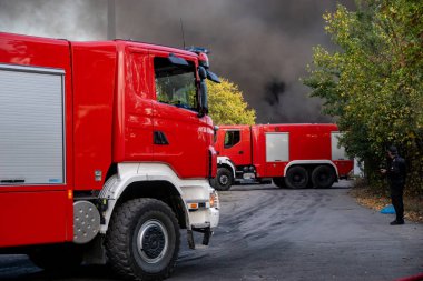 İtfaiye arabası eylem, yangın, duman ve alevler içinde mücadele
