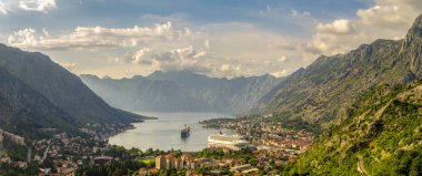 Kotor Körfezi Karadağ üzerinden günbatımı manzaralı görünüm