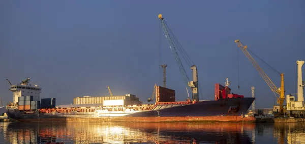 Nave Porto Marittimo Gru Portuali Che Scaricano Container Attenzione Selettiva — Foto Stock