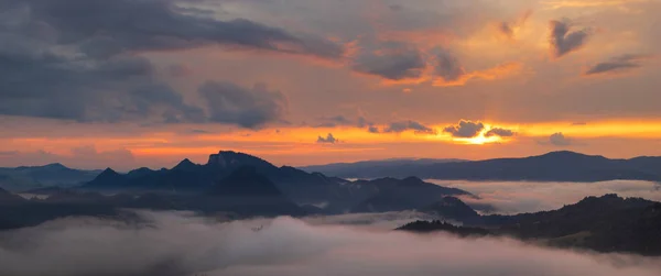 Malerischer Blick Auf Den Wunderbaren Sonnenuntergang Den Bergen — Stockfoto