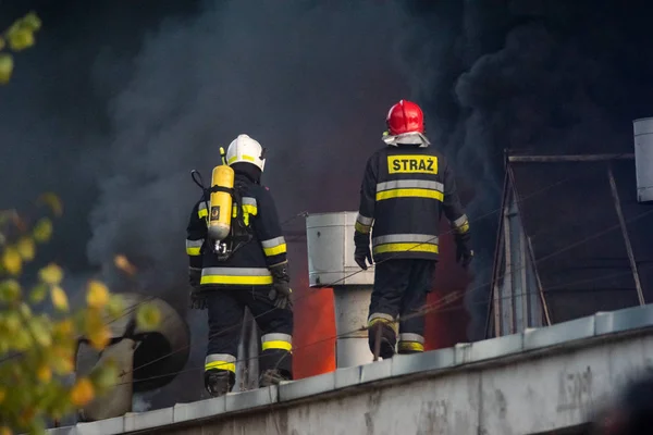 Brandmän Handlingen Släckning Kraftfulla Brand Återvinning Företag Polen Szczecin — Stockfoto