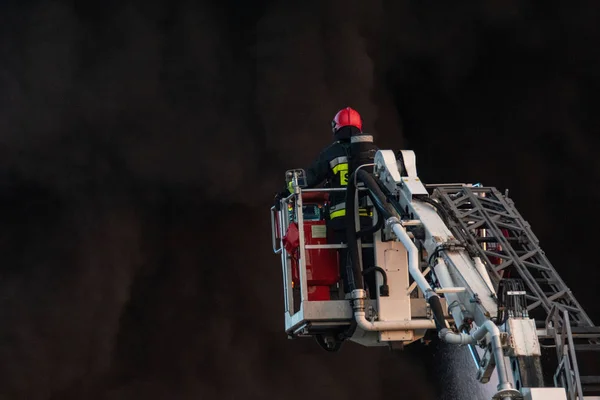 リサイクル会社 ポーランド シュチェチンの強力な火を消火の操作中に消防士 — ストック写真