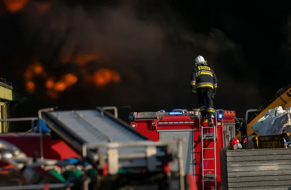 Bombeiros Durante Ação Extinção Fogo Poderoso Empresa Reciclagem Polônia Szczecin — Fotografia de Stock