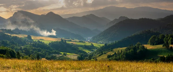 Malerischer Blick Auf Die Wiese Den Slowakischen Bergen Bei Sonnenuntergang — Stockfoto