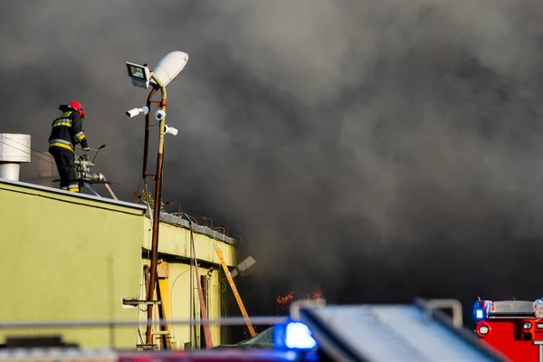 Strażaków Podczas Akcji Gaszenia Potężny Ogień Recyklingu Firmy Polska Szczecin — Zdjęcie stockowe