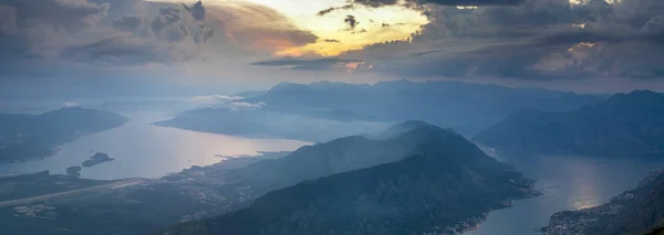 Piękny Widok Zachód Słońca Nad Zatoką Kotor Czarnogórze — Zdjęcie stockowe